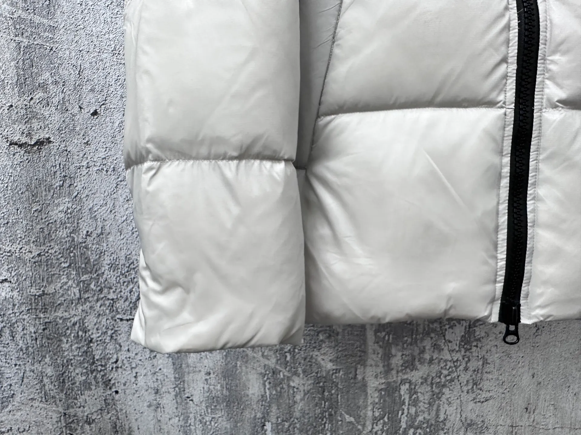 P780 [𝘾𝘼𝙉𝘼𝘿𝘼 𝙂𝙊𝙊𝙎𝙀] Canada Goose's limited new Crofton puff down jacket, top version, ceiling level Crofton soft loaf, 2024 latest style, cold protection effect up to level 4, using recycled Feather-Light tear-resistant fabric, ultra-light, no weight on the upper body at all! The unique black label highlights your temperament‼ ️ Canada Goose, a Canadian brand, has always been recognized as the warmest down jacket. Various Instagram celebrities, Internet celebrities, and celebrities often wear it for street photos. I make Canada Goose every year, but I still can't get rid of my love for it. No matter how cold the days are, there is no need to be afraid, because there is! Filled with 90% white duck down, it is the legendary warmest down jacket and is known as a must-have for Arctic outdoor sports! The most popular down jacket in the world, celebrities are rushing to buy it, it is a must-have!  Size: S~XXL